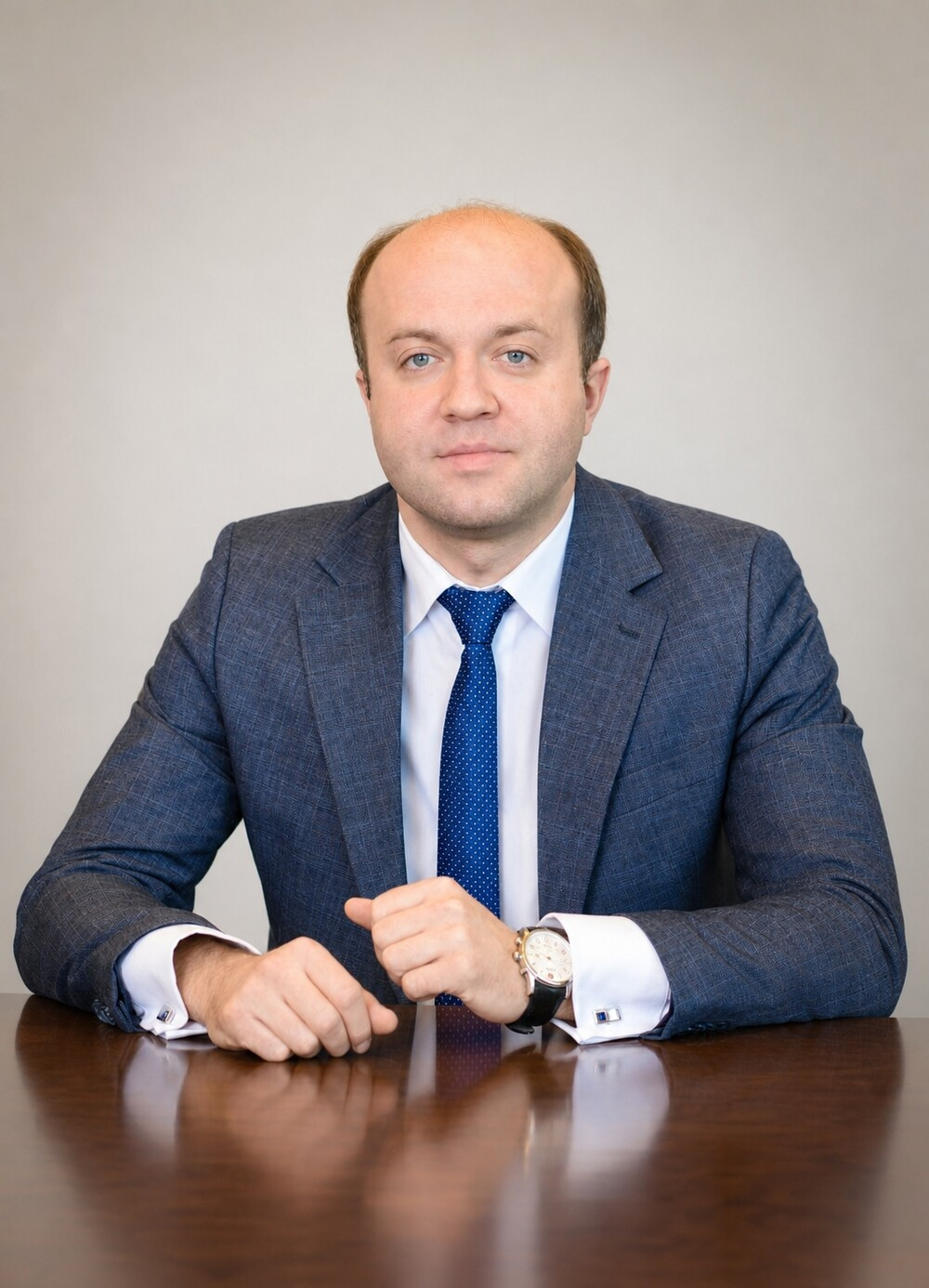 Александр Канаев за рабочим столом